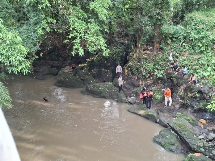 Remaja 13 Tahun Hanyut Terbawa Arus Sungai di Kuripan Belum Ditemukan