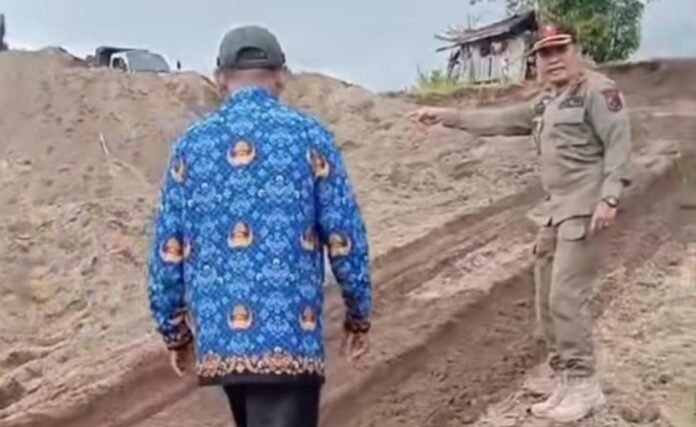 Diduga Belum Kantongi Izin, Galian C Perumahan di Lobar Ditutup Paksa Satpol PP
