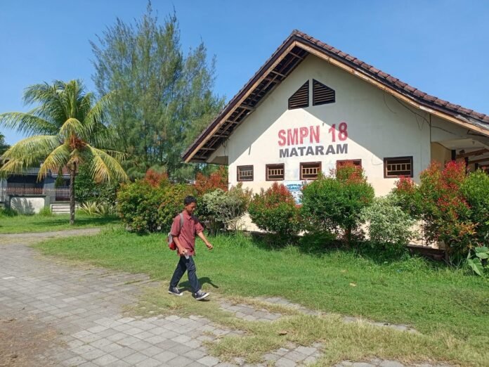 Demi Dapat Siswa Baru, Guru di SMPN 18 Mataram Rela Urunan Beli Seragam Sekolah