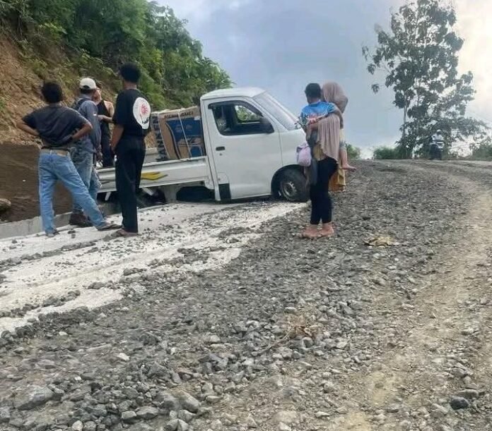 Proyek Jalan Lendang Re-Menjot Molor Diduga Picu Lakalantas, Warga Desak Segera Dituntaskan