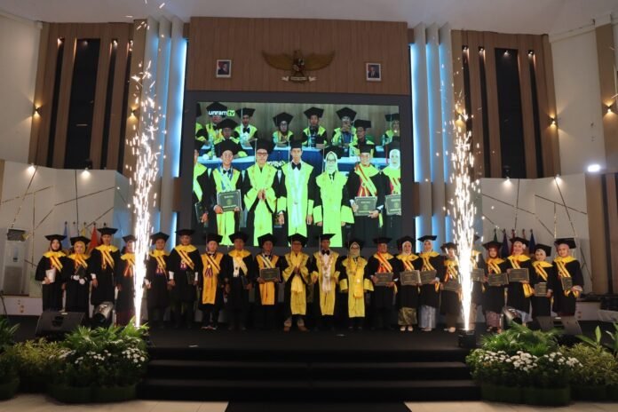 Unram Wisuda 1.803 Mahasiswa, Rektor Tekankan Lulusan Unram Berdampak bagi Masyarakat