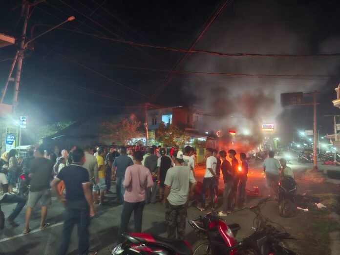 Gabah Petani Tidak Terserap, Puluhan Petani Spontan Blokir Jalan di Kandai Dua