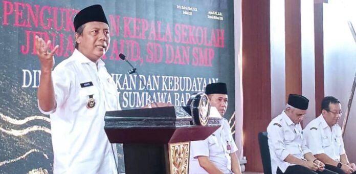 Kukuhkan 35 Kepala Sekolah, Bupati Amar Sentil Pengelolaan Dana BOS