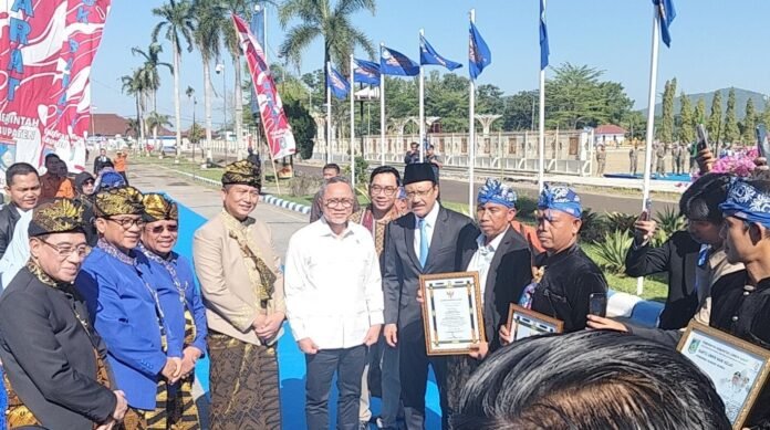 Puncak HUT Ke-68 Lobar, Menko Pangan dan Mendes Luncurkan Program Rp1 Miliar per Desa