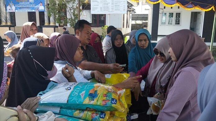 Harga Bapok Melambung, Warga Kediri Selatan Serbu Operasi Pasar Murah HUT Lobar