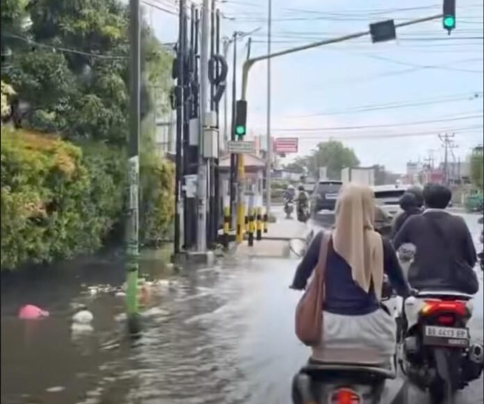 Sampah dan Drainase Sempit Picu Genangan di Mataram