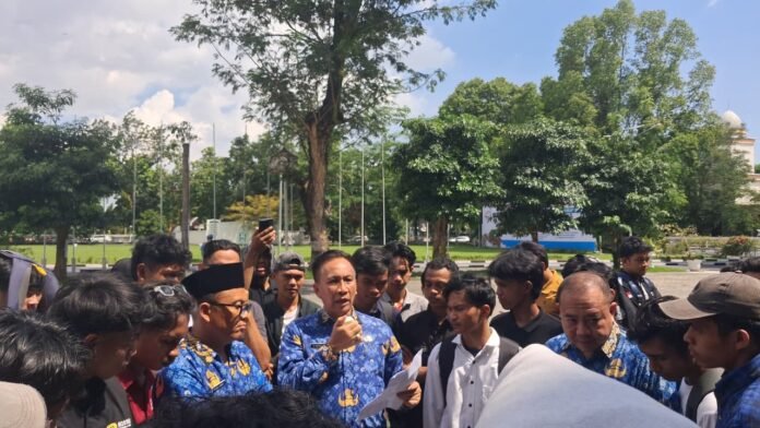 Datangi Kantor Gubernur NTB, Mahasiswa Tuntut Perbaikan Jalan hingga Penghentian PHK Massal