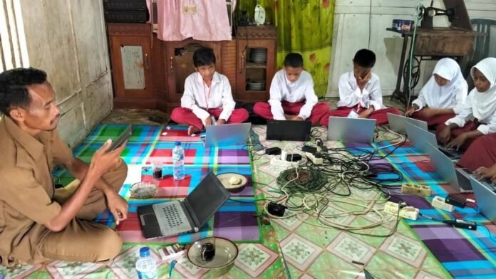 Jaringan Tidak Stabil, Siswa Ikuti TKA di Rumah Warga