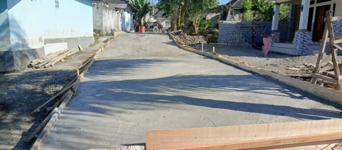 TMMD Ke-128 Kodim 1615/Lotim: Gotong Royong TNI dan Warga, Rabat Jalan Usaha Tani Suralaga Kini Lebih Baik