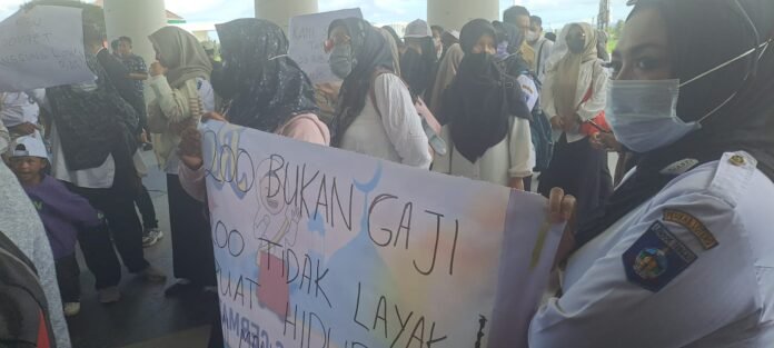 Diupah Rp200 Ribu, Guru PPPK Paruh Waktu Lombok Tengah Demo Tuntut Penyesuaian Upah
