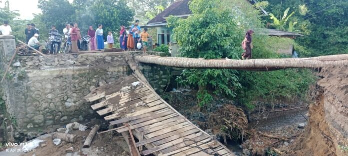 Jembatan Darurat di Sekotong Timur Putus