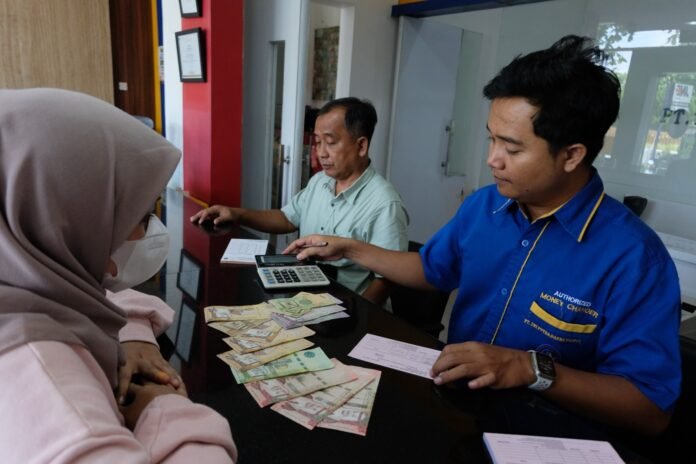 Pelemahan Nilai Mata Uang Rupiah Belum Pengaruhi Penukaran Valas