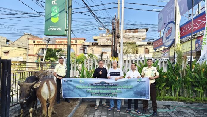 PT Pegadaian Area Ampenan Salurkan Hewan Kurban kepada Masyarakat