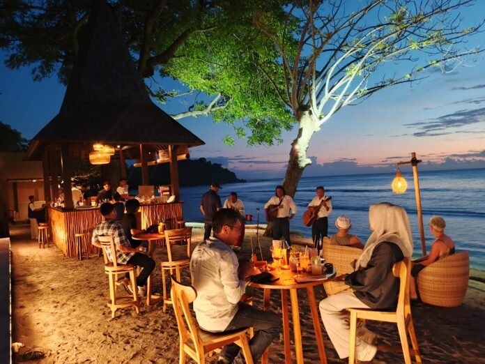 Nikamati Suasana Sunset Pinggir Pantai Qunci Villas Hadirkan Qoral Beach 