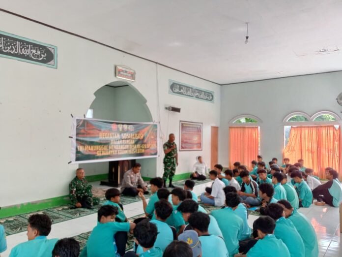 Melalui TMMD Ke-128, Kodim 1615/Lombok Timur Edukasi Siswa tentang Rekrutmen TNI