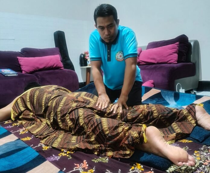 Rusiandi, Alumni S2 Pemprov NTB yang Kini Berdayakan Masyarakat Jadi Terapis