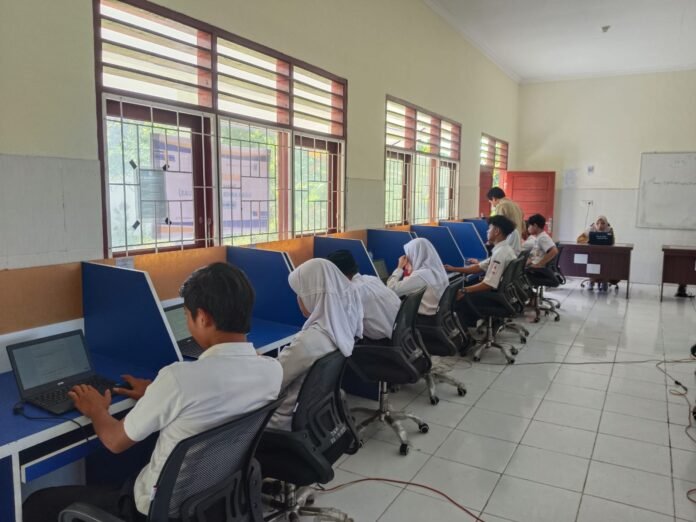 SMPN 18 Mataram Gunakan Chromebook untuk US