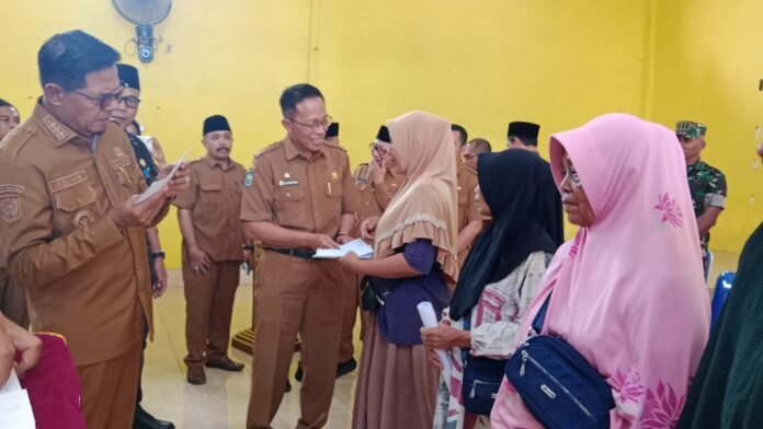 Bupati Lotim Berikan Langsung Bantuan untuk 211 Pedagang Korban Kebakaran Pasar Pringgabaya