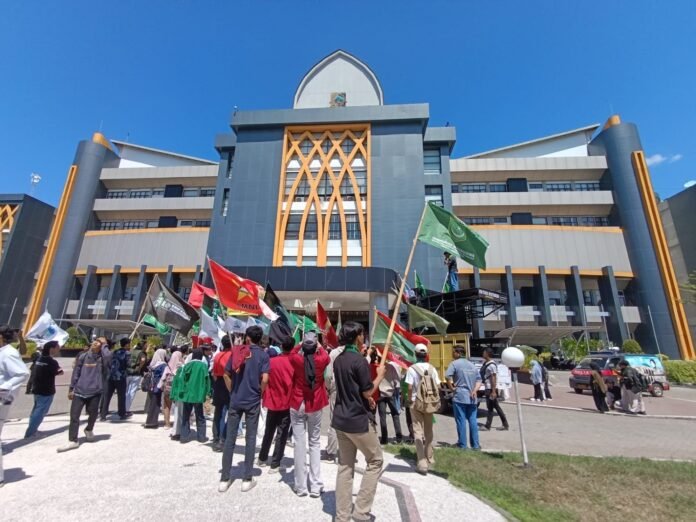 Mahasiswa Lotim Demo, Soroti Upah Guru dan Buruh Jauh di Bawah Pegawai MBG