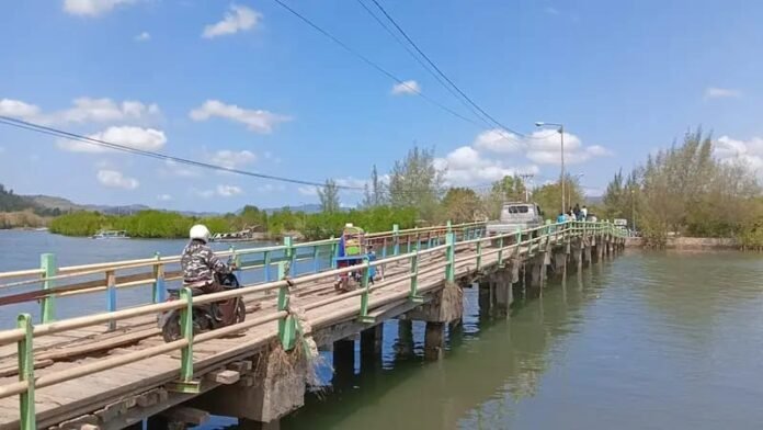 Mendesak Dibangun Permanen, Jembatan Kayu Cemare Lembar Membahayakan Warga dan Pengunjung