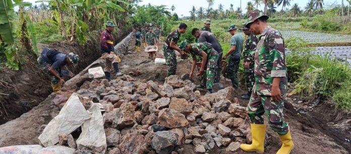 Satgas TMMD Ke-128 Tetap Semangat Tuntaskan Pembangunan Talud