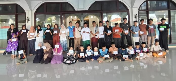 PLN UIW NTB Berbagi Kebahagiaan Bersama 56 Anak Yatim Desa Teros