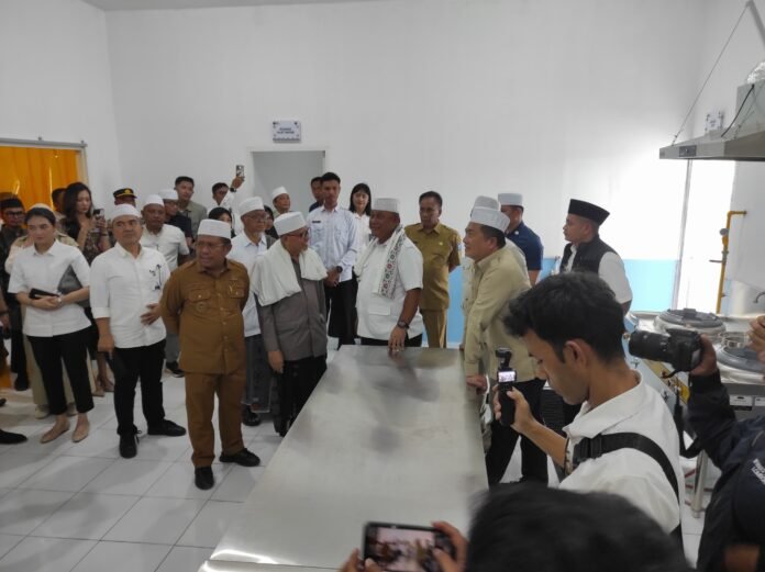 Resmikan Dapur MBG Ponpes Nurul Hakim, Kepala BGN Sebut Perputaran Uang di NTB Capai Ratusan Miliar