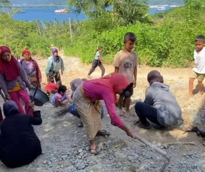 Akibat Jalan Rusak, Warga Dusun Teluk Gok-Telaga Lupi Sekotong Lombok Barat Hidup Terisolasi