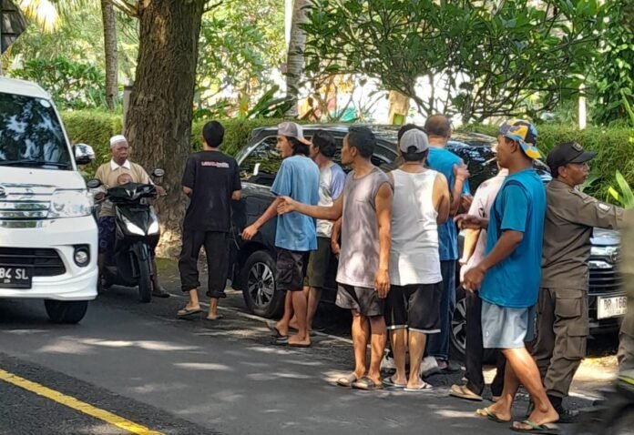 Ditertibkan Satpol-PP, Kendaraan Parkir Liar di Jalur Pariwisata Sengigigi Dikeluhkan Warga