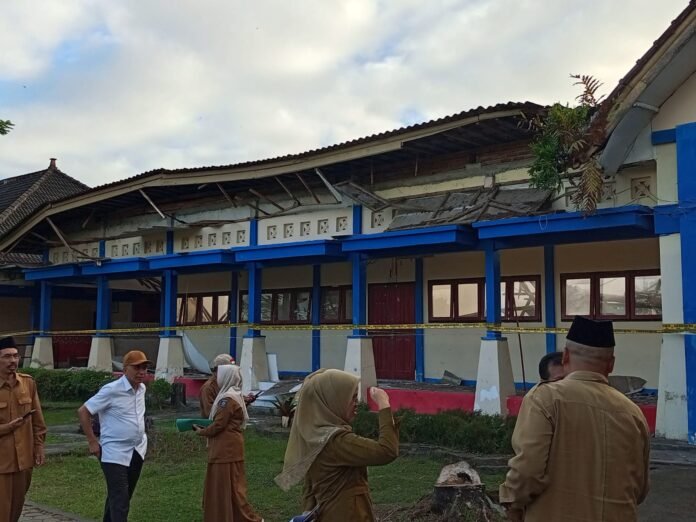Gubernur Iqbal Minta Siswa Korban Robohnya Kelas di SMAN 7 Mataram Dapat Prioritas Penanganan
