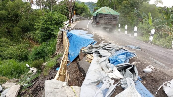 Membahayakan Warga, Jalan Amblas di Tempos Gerung Mendesak Ditangani