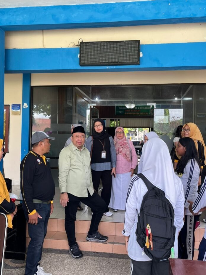 Usai Dua Ruang Kelas Ambruk, Komisi X DPR RI Turun Tinjau Kondisi SMAN 7 Mataram