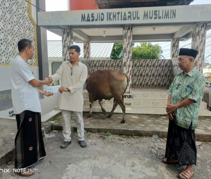 Manifestasi Bersihkan Ego dan Materialistis: Nasrudin, Anggota Fraksi Gerindra DPRD KLU Berkurban Tiga Sapi dan Dua Kambing