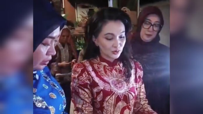 Gubernur Sherly Beli Batik Khas Lombok, Ditemani Istri Gubenur NTB dan Bupati Lobar