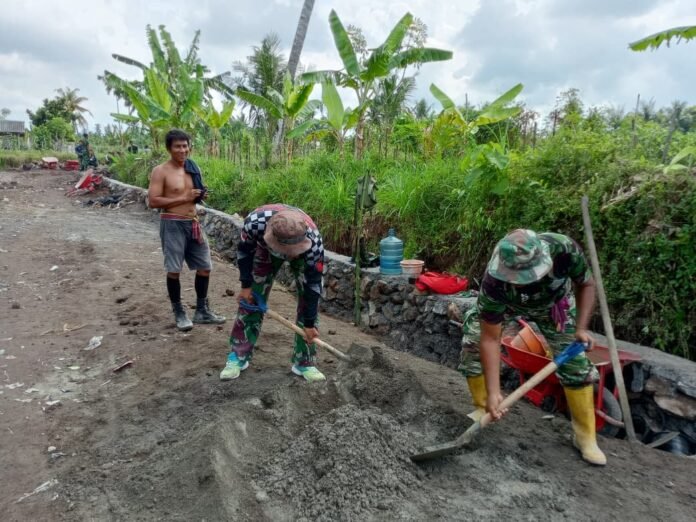 Personel TMMD Ke-128 Kodim 1615/Lombok Timur Tak Lelah Bangun Irigasi demi Kesejahteraan Petani