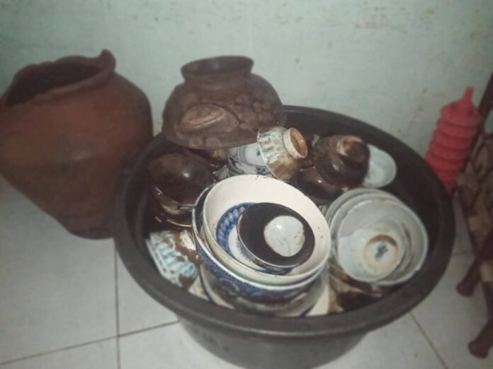 Saat Gali Kuburan, Warga Kebon Orong Lombok Barat Temukan Benda Kuno Berusia Ratusan Tahun