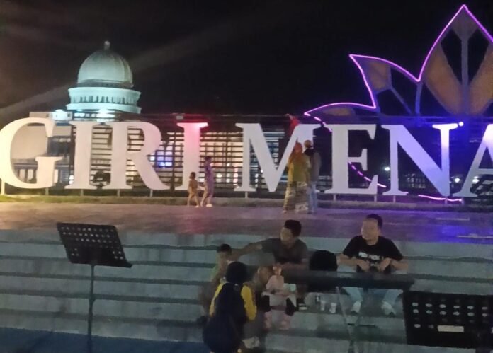 Pedagang dan Pengunjung Terbantu dengan WiFi Gratis di Alun-alun Kota Gerung