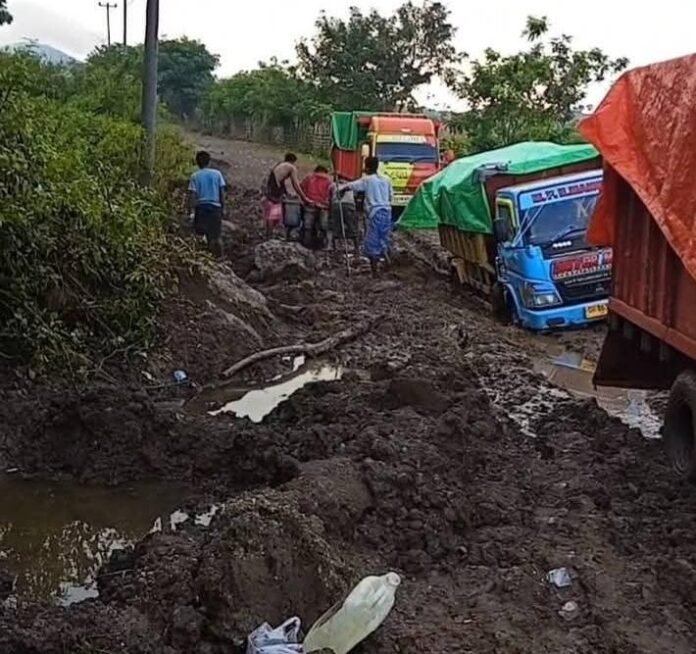 Rusak Puluhan Tahun, Pemerintah Belum Perbaiki Jalan Nangapria–Karampi