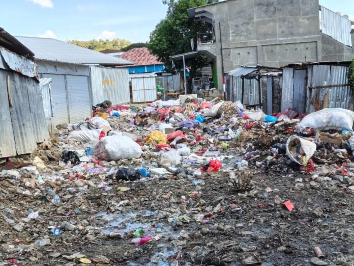 Sampah Menumpuk di Pasar Tente