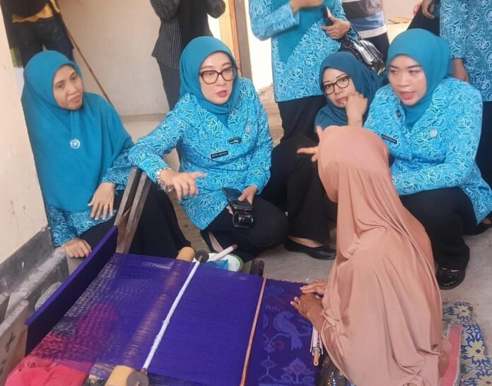 Tantangan Regenerasi, Para Perempuan di Taman Ayu Berupaya Melestarikan Kerajinan Tenun