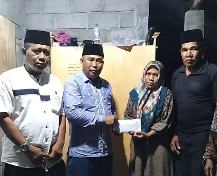 KONI Dompu Serahkan Tali Asih ke Keluarga Atlet Tinju
