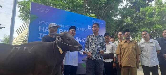 Wujud Kepedulian, ITDC Salurkan Hewan Kurban bagi Masyarakat Desa Penyangga KEK Mandalika