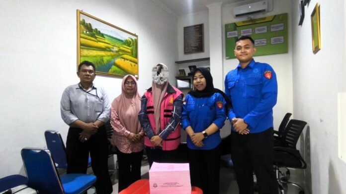 Jaksa Serahkan Tersangka dan Barang Bukti Kasus Dugaan Korupsi Dana Kredit Bank Mandiri Bima