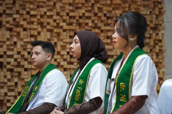 Unram Kukuhkan Delapan Dokter Baru dalam Pelantikan dan Pengambilan Sumpah Dokter ke‑56