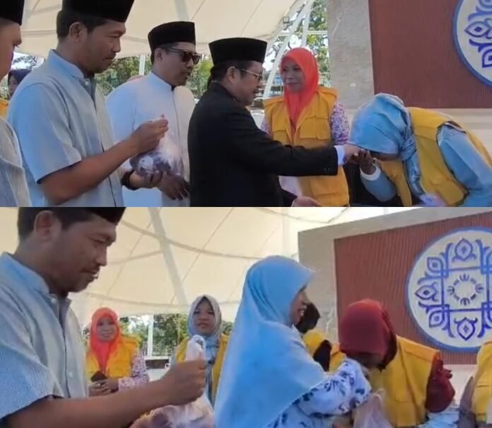 Dibagikan Paket Daging Kurban, Petugas Kebersihan dan Penjaga Malam di Lobar Rasakan Kebahagiaan Iduladha