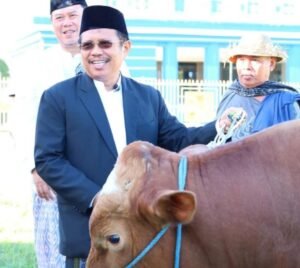 Salurkan 48 Ekor Hewan Kurban, Bupati LAZ Ajak Masyarakat Maknai Iduladha dengan Pengorbanan Totalitas untuk Lobar