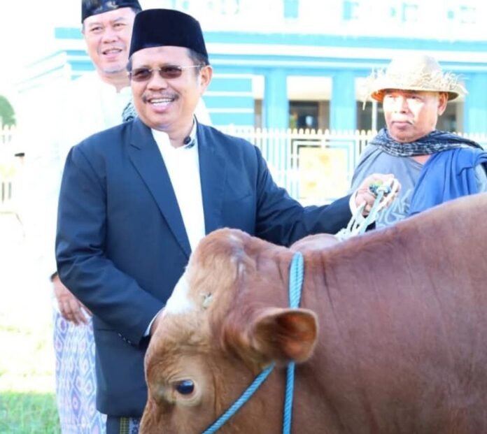 Salurkan 48 Ekor Hewan Kurban, Bupati LAZ Ajak Masyarakat Maknai Iduladha dengan Pengorbanan Totalitas untuk Lobar