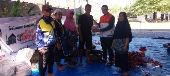Sembelih 193 Hewan Kurban, PKS NTB Bagikan 2.000 Paket Daging untuk Warga NTB