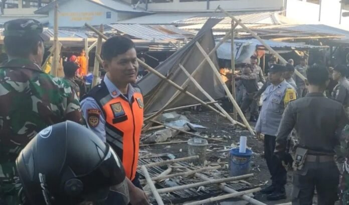Puluhan Lapak Liar di Pasar Gunungsari Ditertibkan