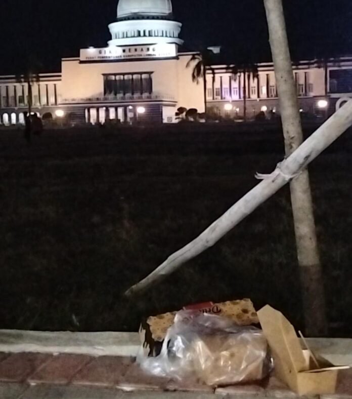 Banyak Tong Sampah di Alun-alun GMP Gerung Hilang